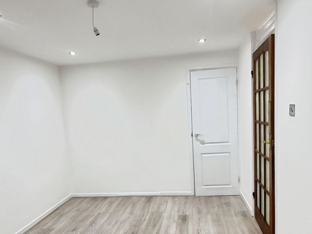 Property photo 3 of 8 42E9ce52-86.Jpeg