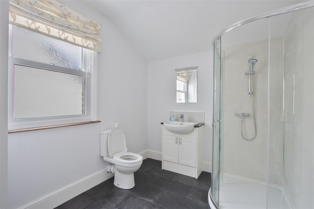 Property photo 3 of 11 Family Bath .Jpg