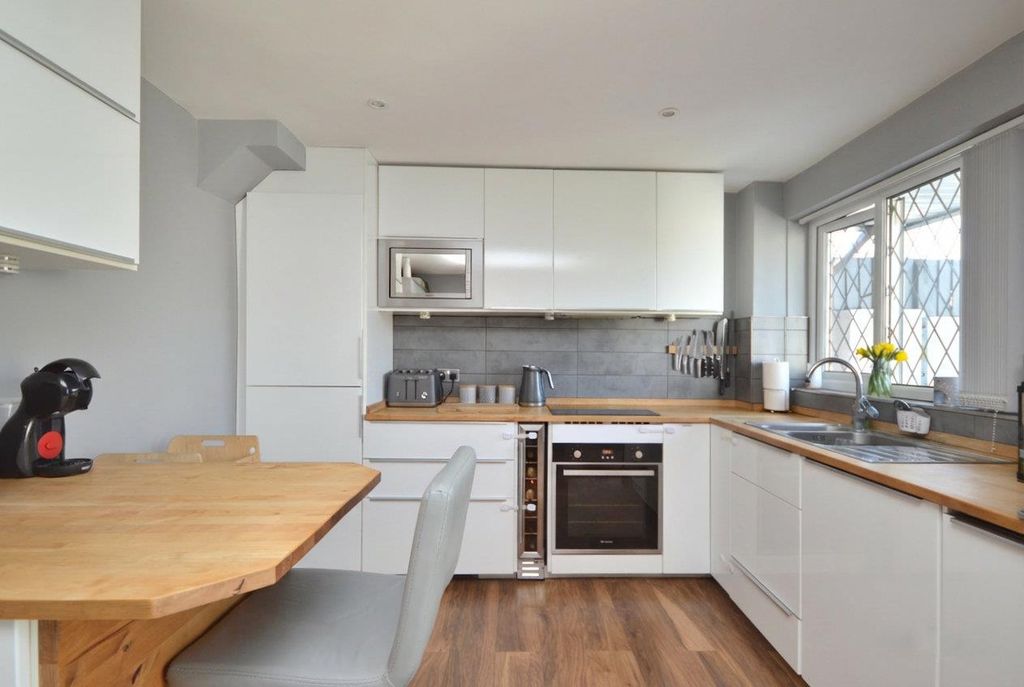 Property photo 3 of 18 Kitchen / Diner