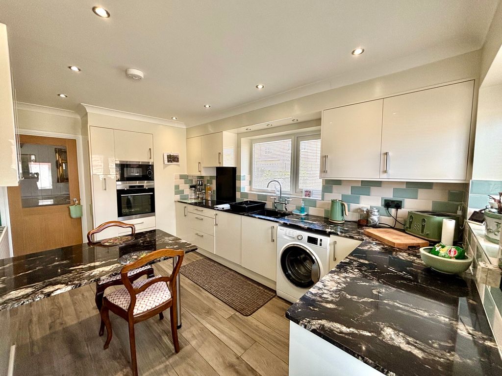 Property photo 2 of 11 Dining Kitchen