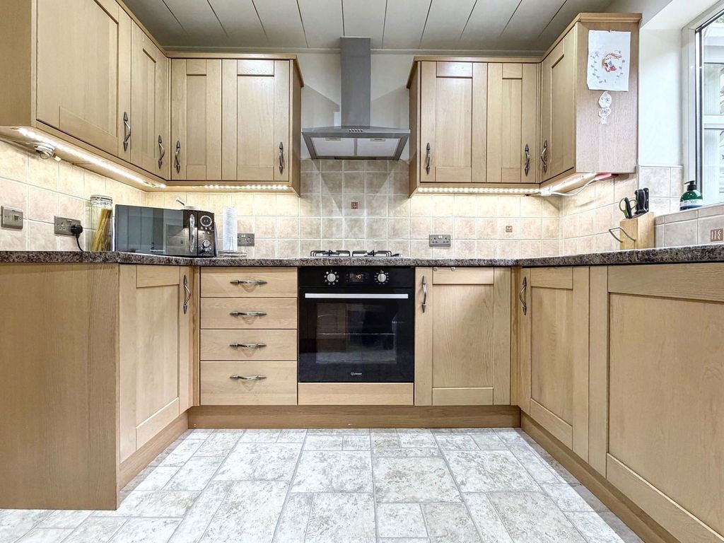 Property photo 3 of 34