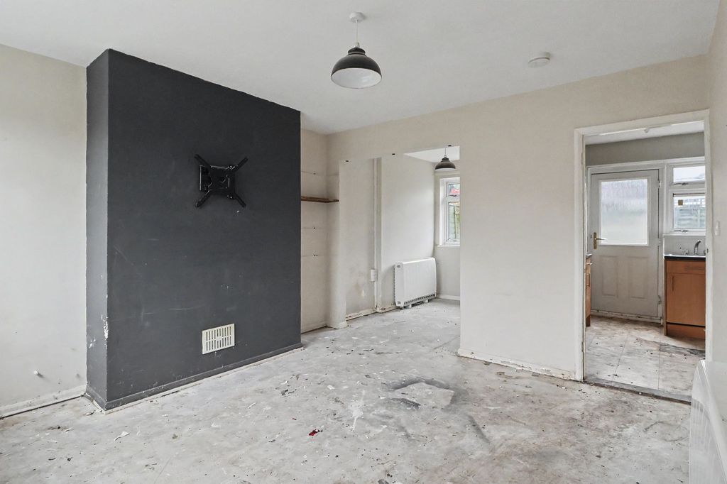 Property photo 2 of 18 35 Park View, Crewkerne, Somerset, Ta18 8Hs