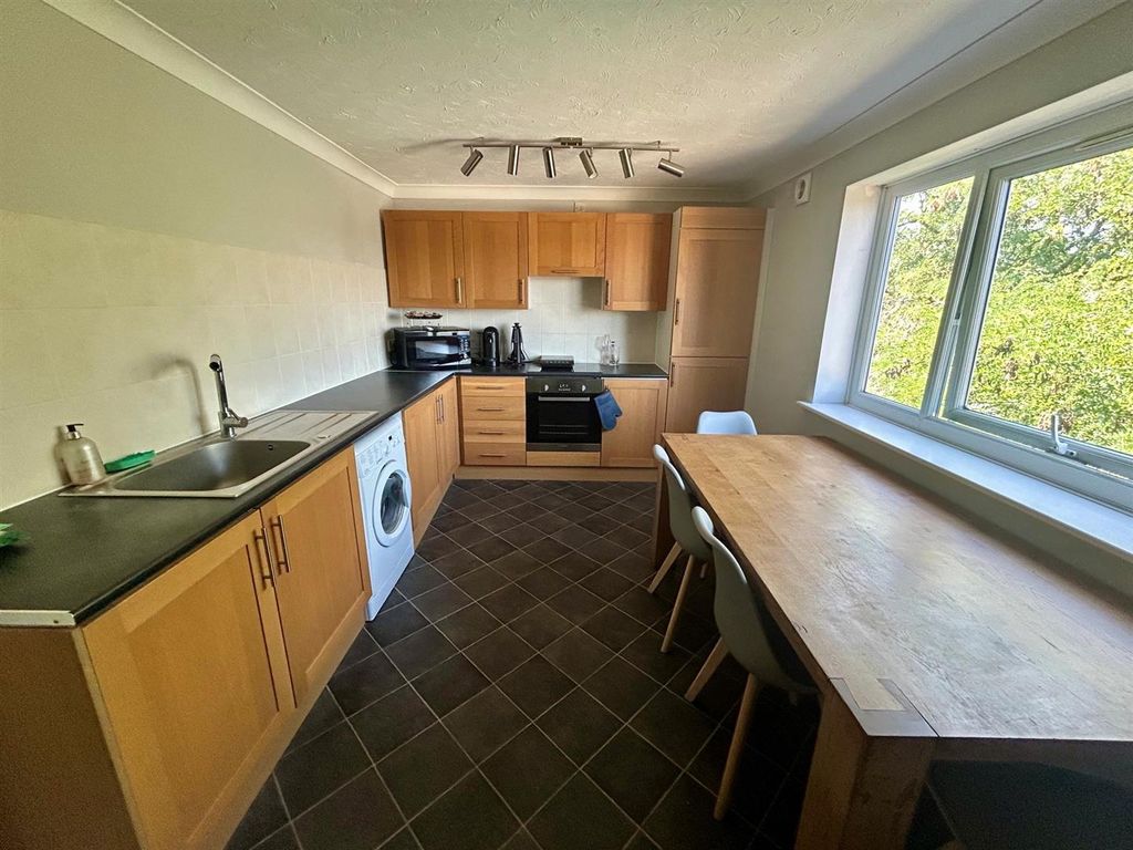 Property photo 2 of 8 Kitchen