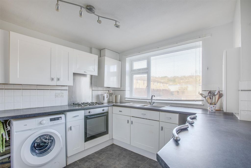 Property photo 2 of 11 Flat 4, Seven Acre House, Queensmead Road, Hp10 9X