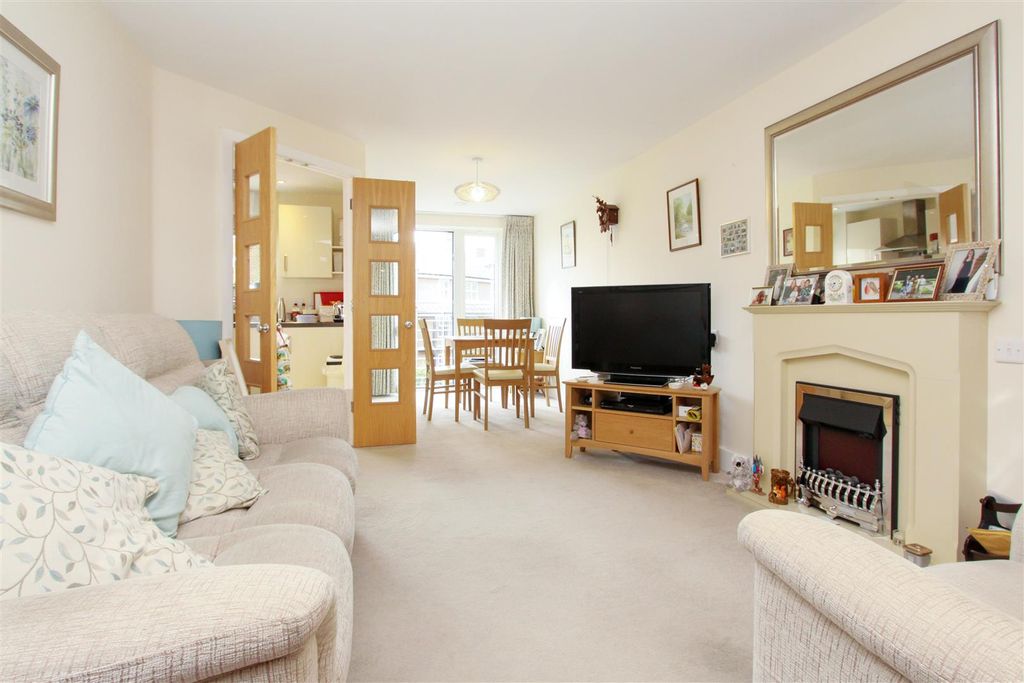 Property photo 2 of 7 Living Room