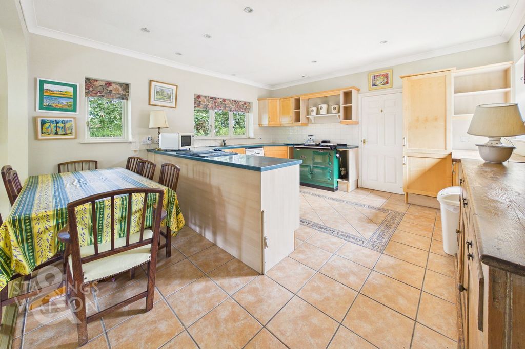 Property photo 2 of 28