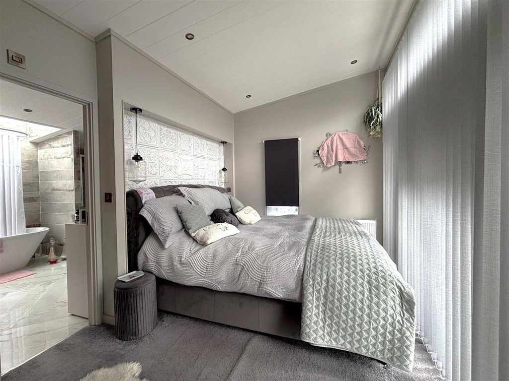 Property photo 3 of 21 Master Bedroom