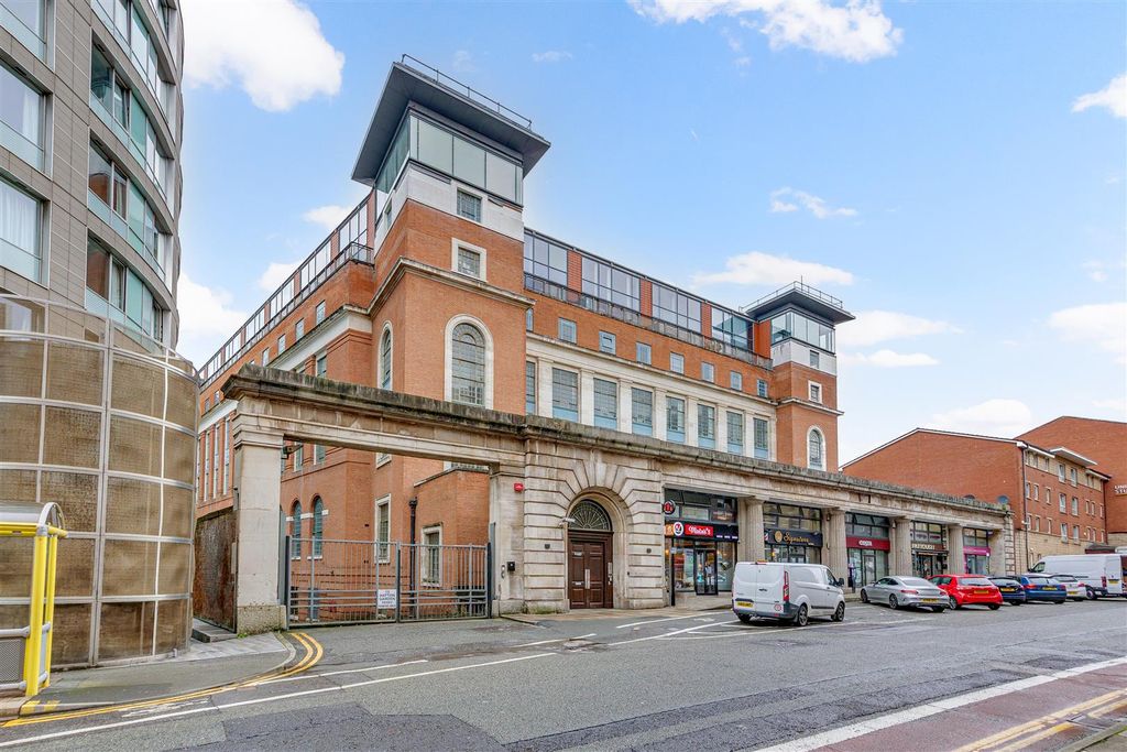 Property photo 1 of 26 210 Hatton Gardens_1.Jpg