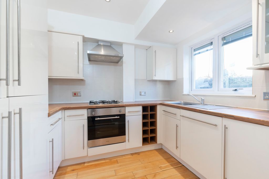 Property photo 1 of 10 17 Victoria Retreat-06