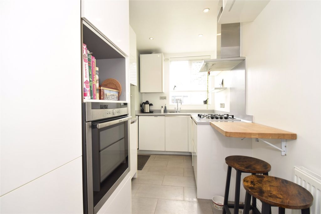 Property photo 3 of 10 Kitchen