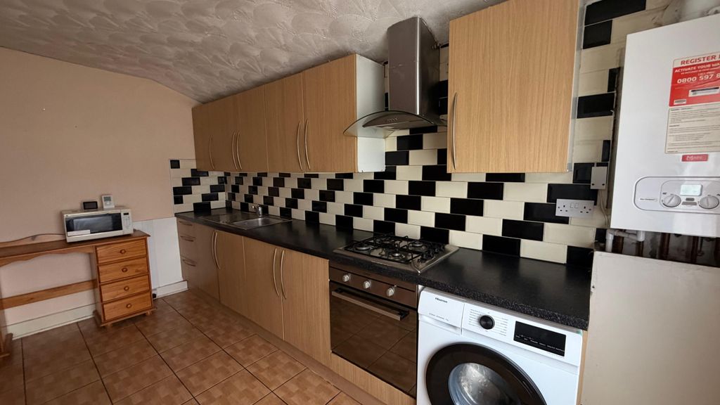 Property photo 1 of 5 1 Bed First Floor Flat To Rent Fourth Avenue, London E12 6Dd