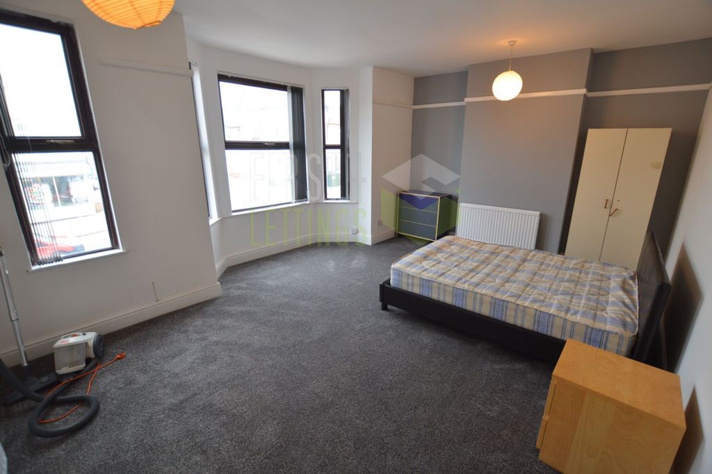 Property photo 1 of 9 Bedroom