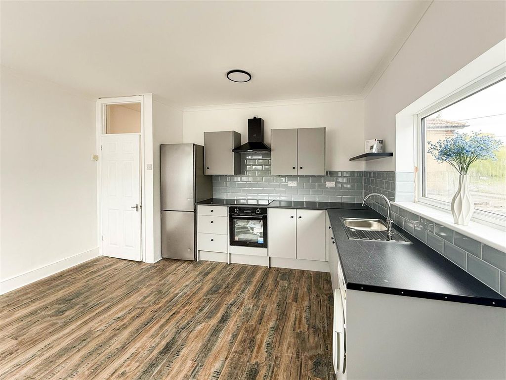 Property photo 3 of 7 Kitchen