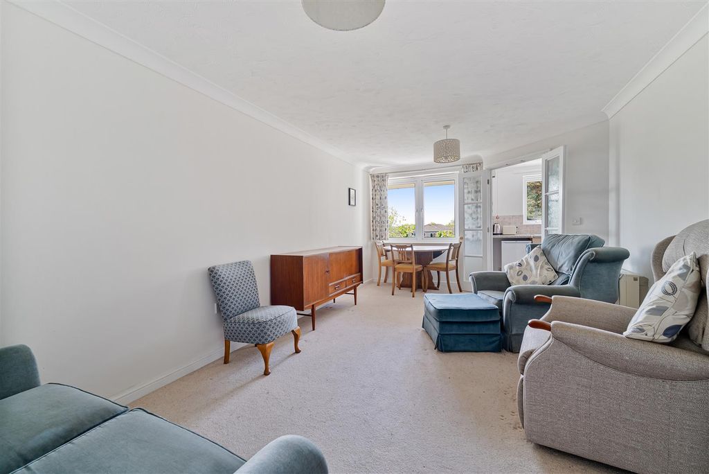 Property photo 3 of 15 Lounge