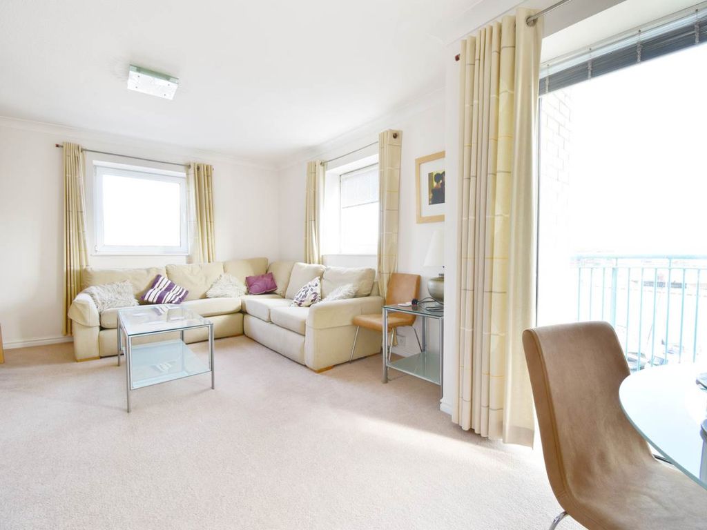 Property photo 2 of 18 Lounge 2