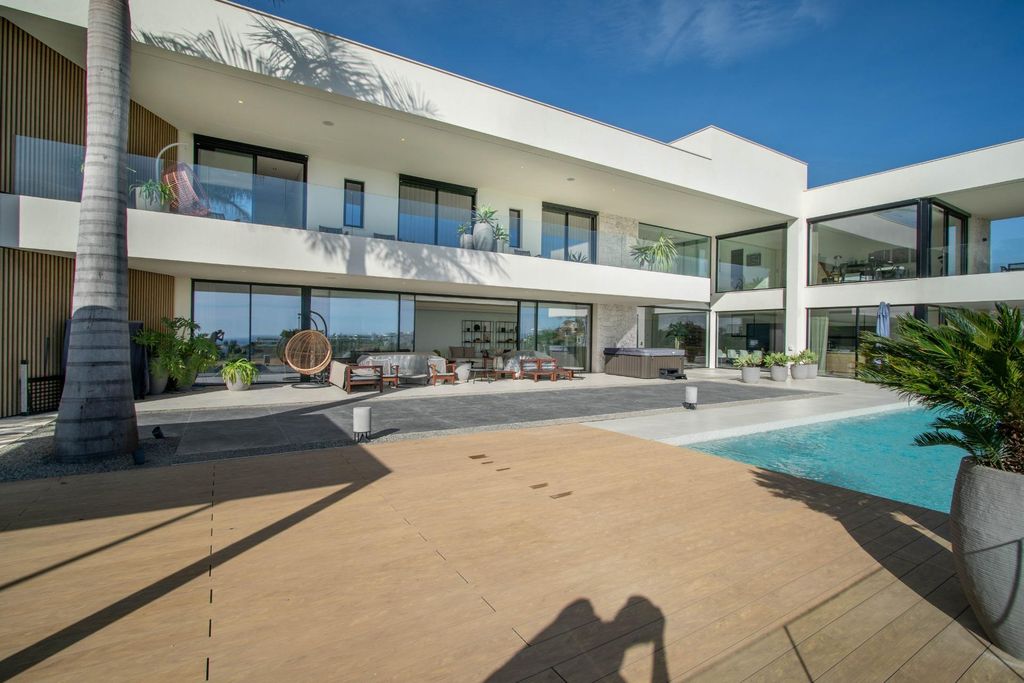 Property photo 2 of 99