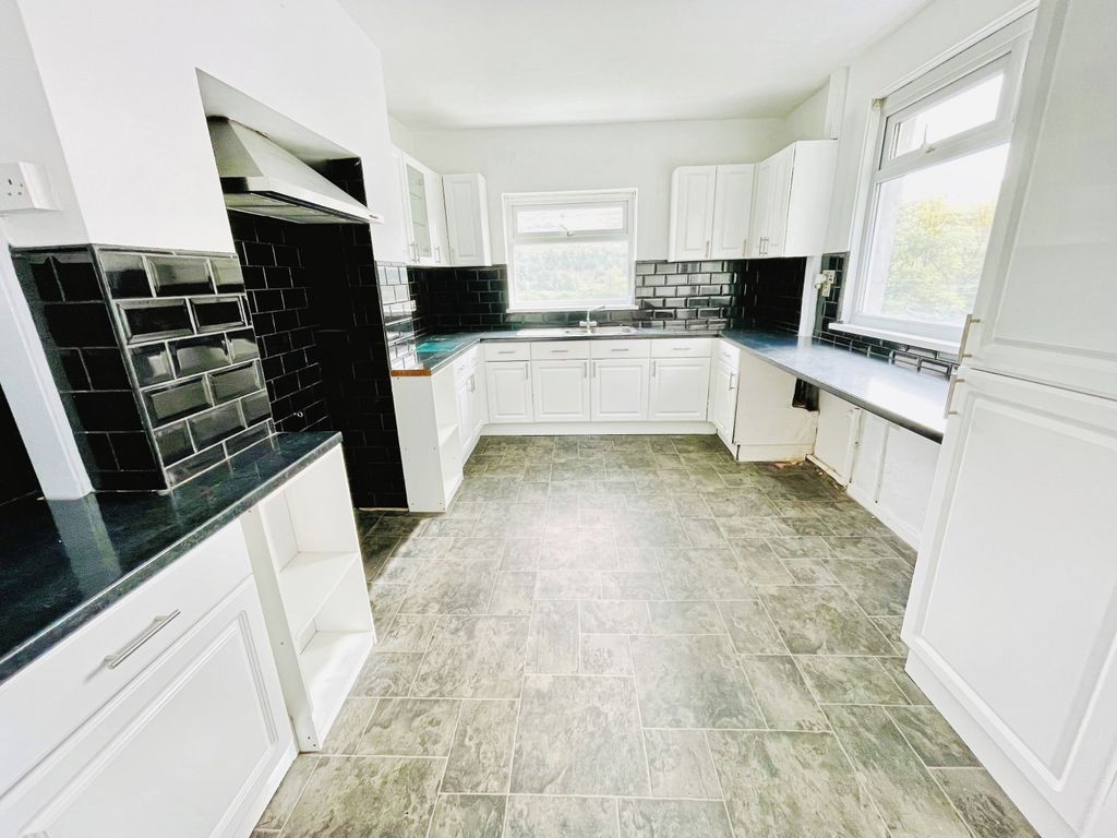 Property photo 3 of 9 Kitchen