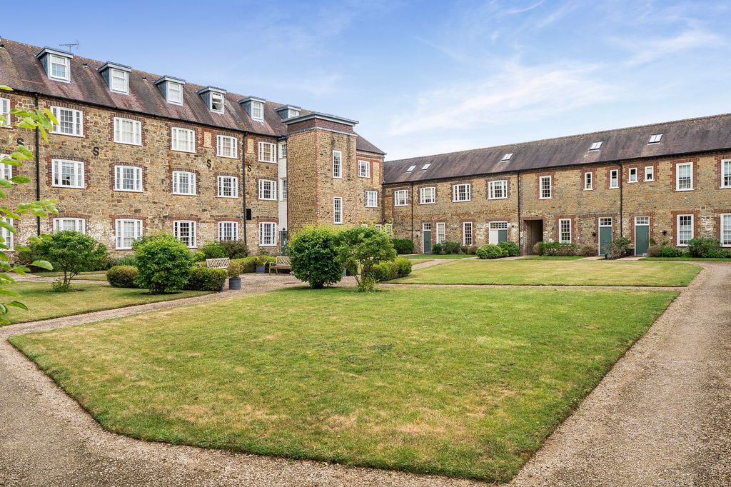 Property photo 1 of 15 Communal Gardens