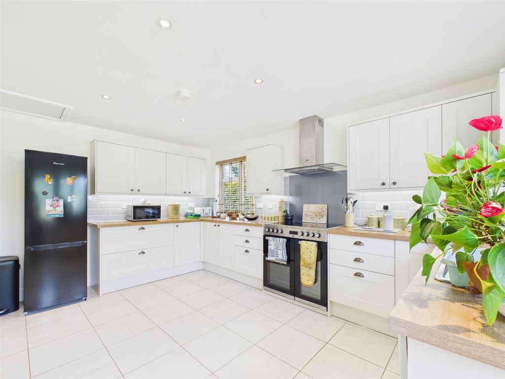 Property photo 3 of 12 Kitchen