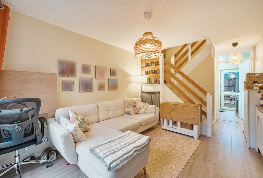 Property photo 2 of 8 1400330-19-696910...