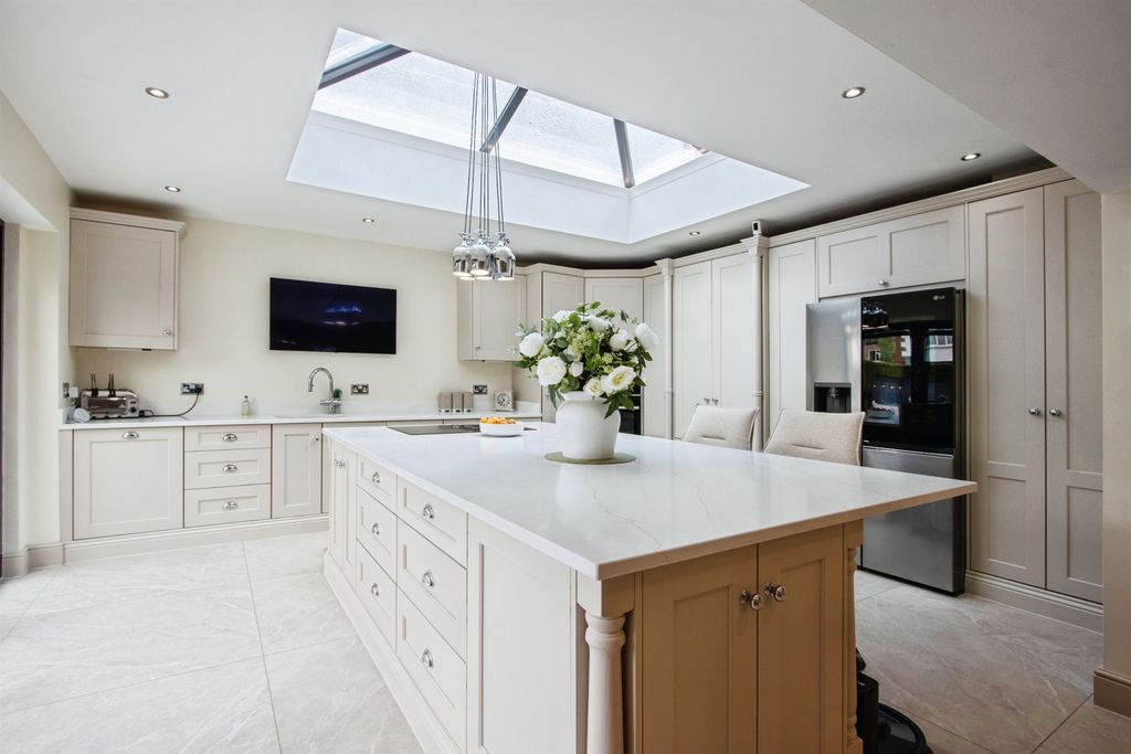 Property photo 2 of 27