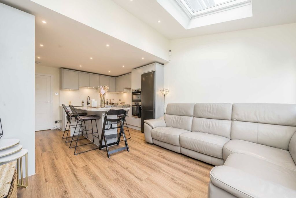 Property photo 3 of 11