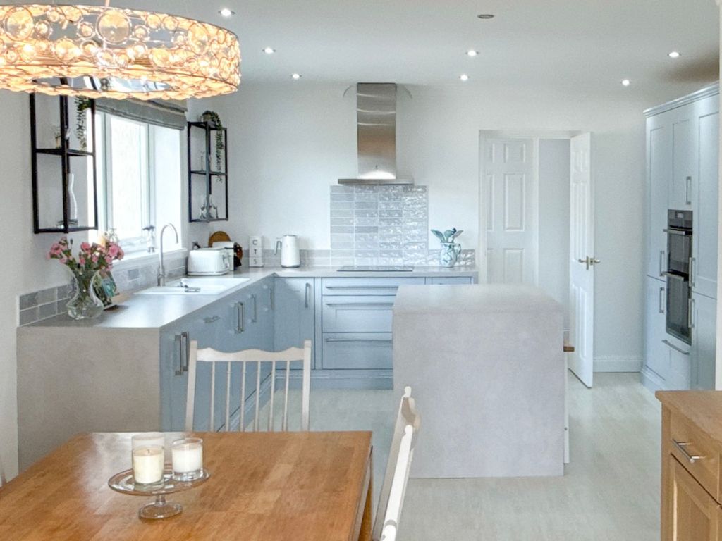 Property photo 3 of 18 Dining Kitchen