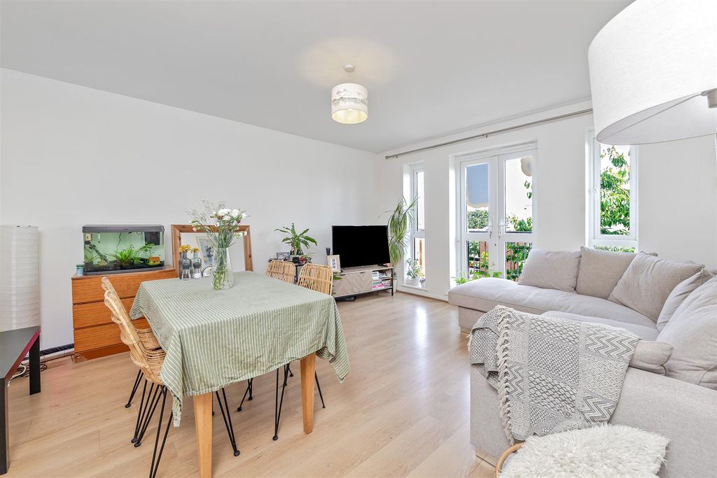 Property photo 2 of 18 28Windsorcourt-6.Jpg
