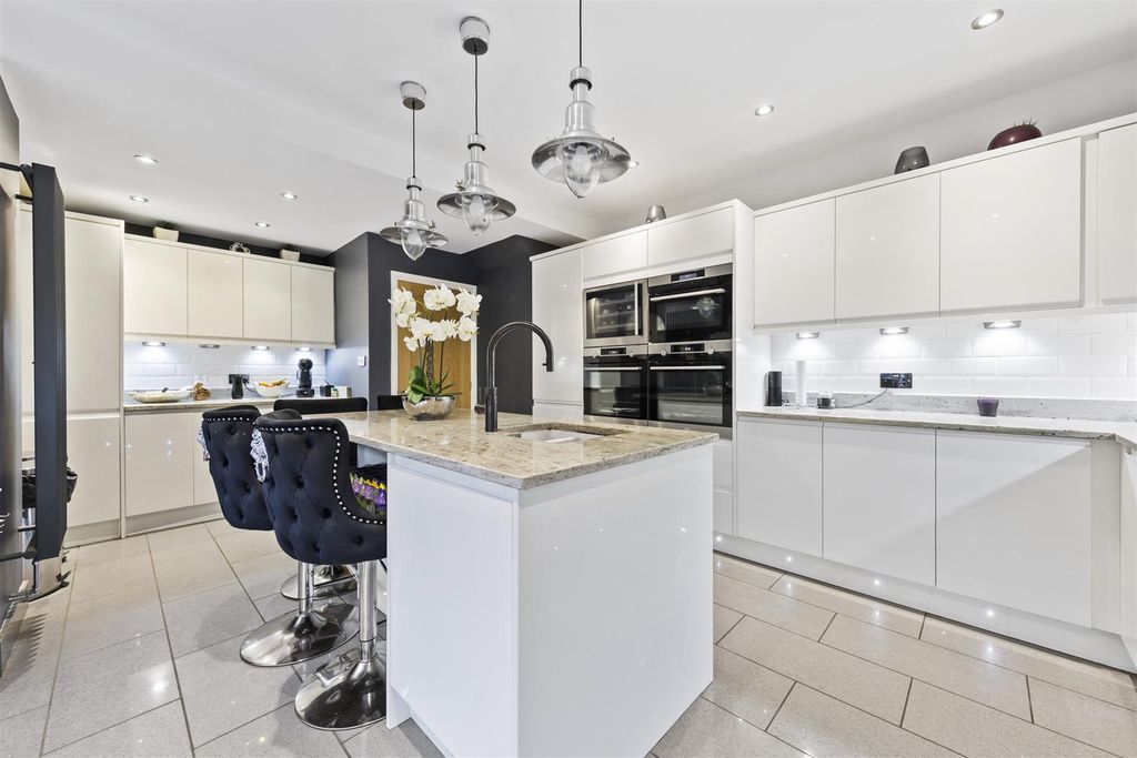 Property photo 3 of 36 Kitchen/Breakfast Room