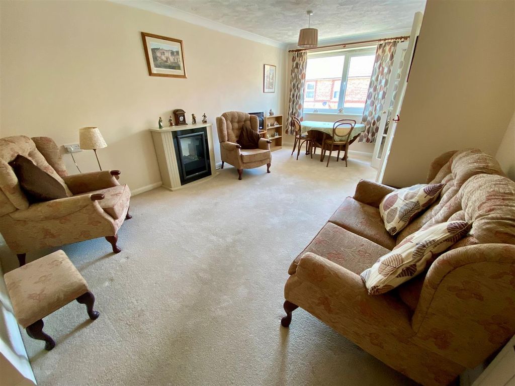 Property photo 3 of 10 Living Room