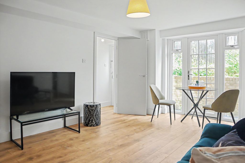 Property photo 3 of 14 28A Pendennis Road, Streatham, London Sw16 2Sw