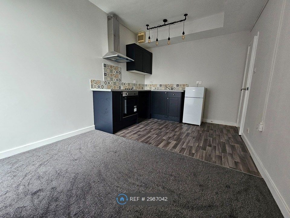Property photo 1 of 9 Kitchen/Living Room