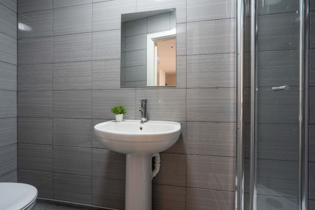 Property photo 3 of 15 Flat B Portland Road