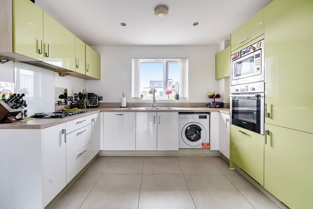 Property photo 3 of 18 Kitchen