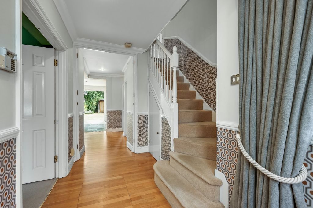 Property photo 2 of 25 Entrance Hall