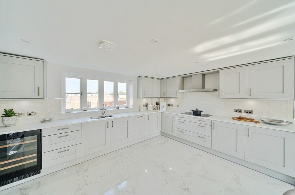 Property photo 3 of 27 1297030-24-6830Bb...