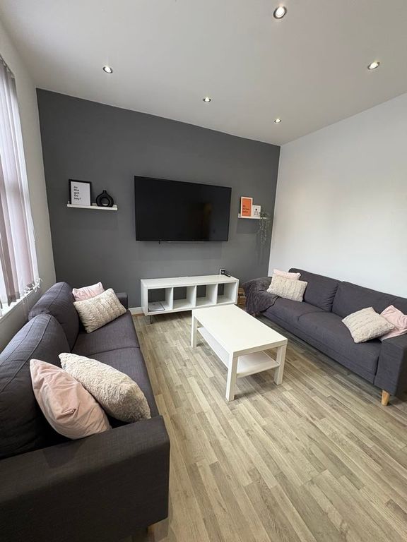 Property photo 2 of 24 Bright, Modern Living Room With Two Comfortable Gr...