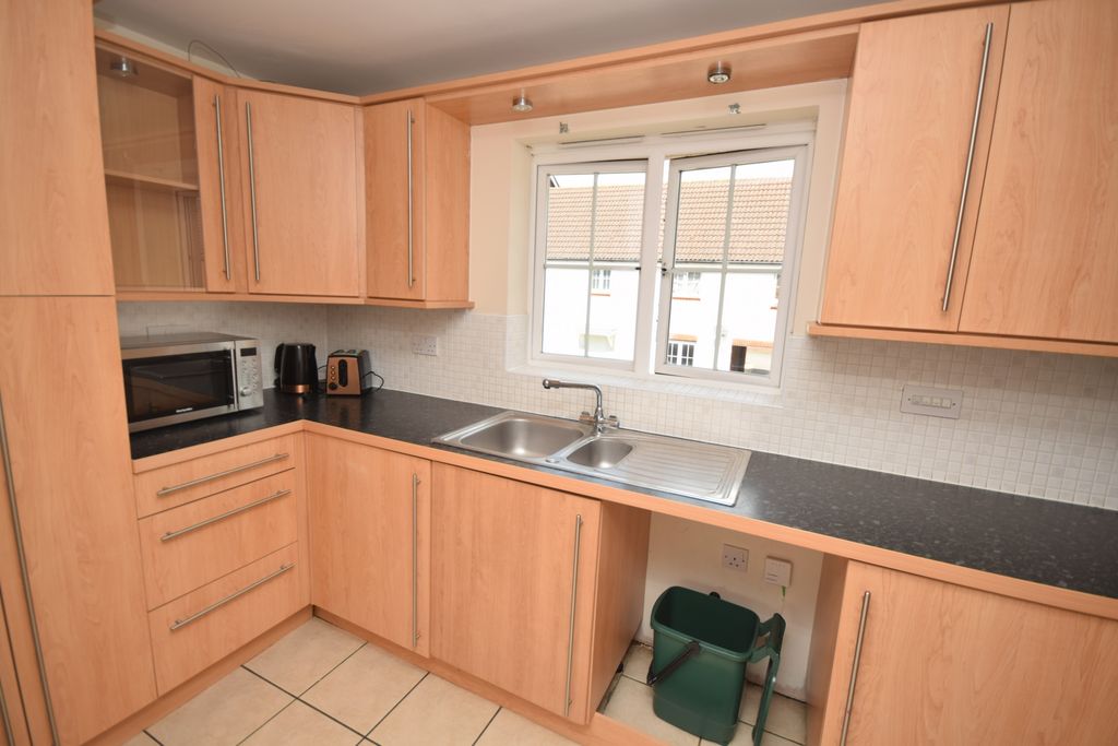 Property photo 2 of 10 Kitchen