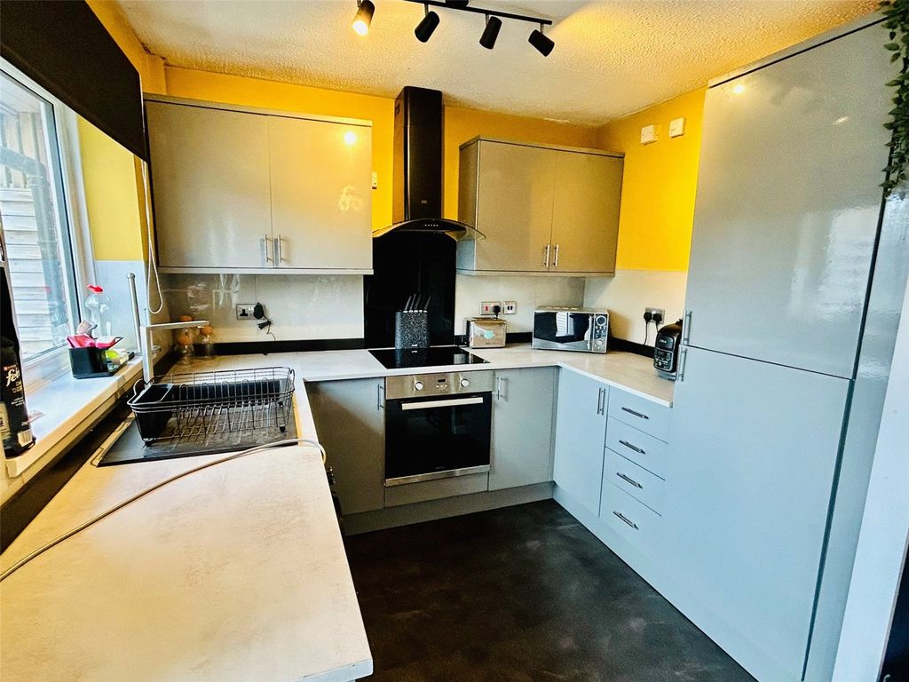 Property photo 3 of 16 Kitchen