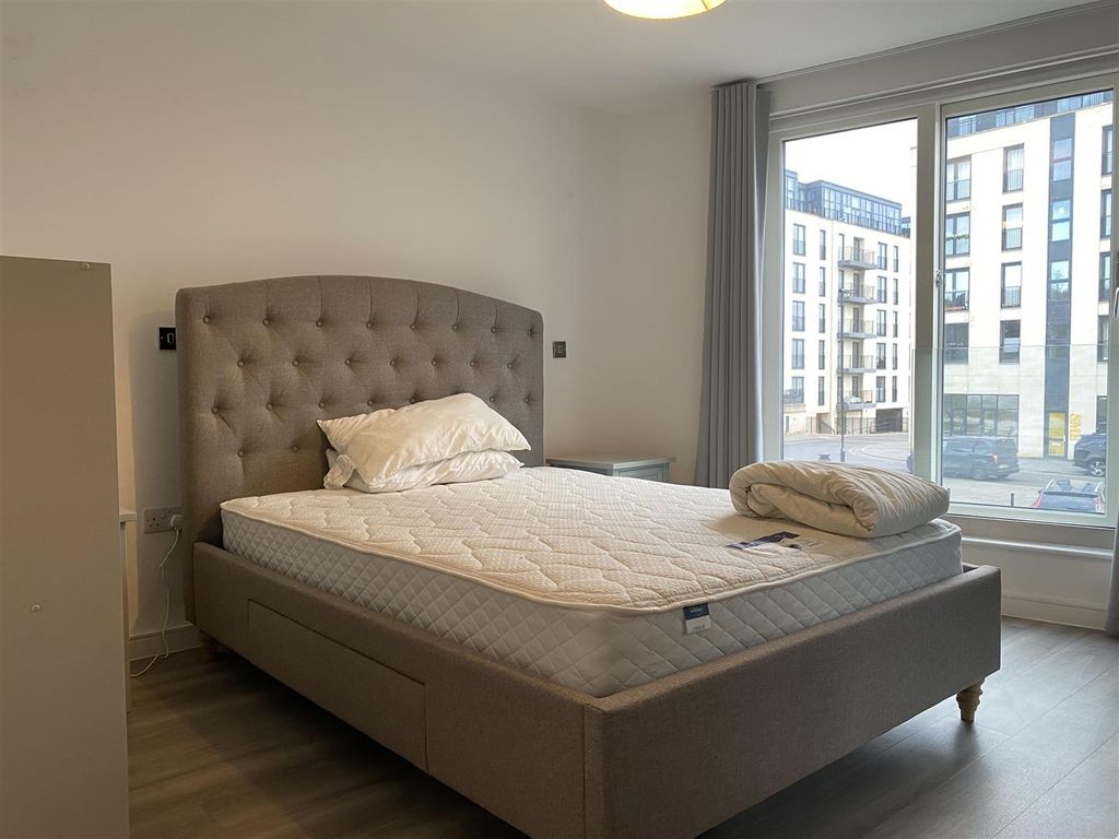 Property photo 3 of 14 Bright Bedroom With Large Floor-To-Ceiling Window...