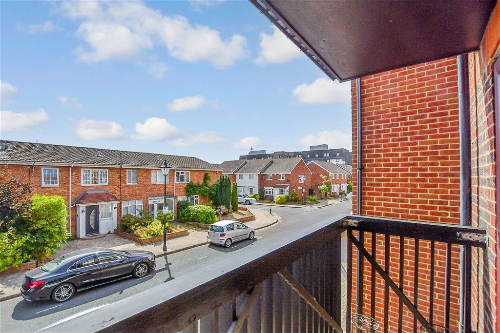 Property photo 3 of 9 Balcony / Terrace