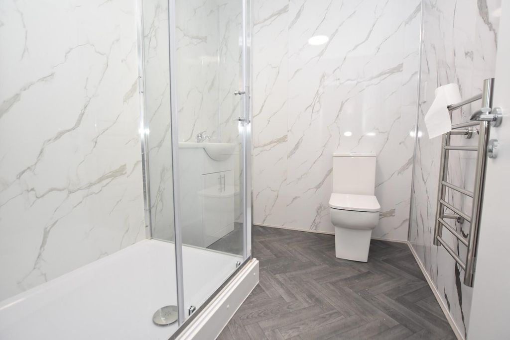Property photo 3 of 6 Bathroom.Jpg