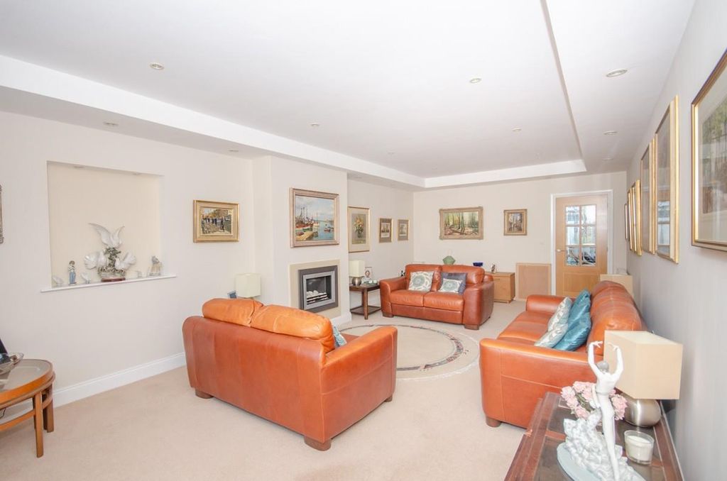 Property photo 3 of 35 Lounge.Jpg