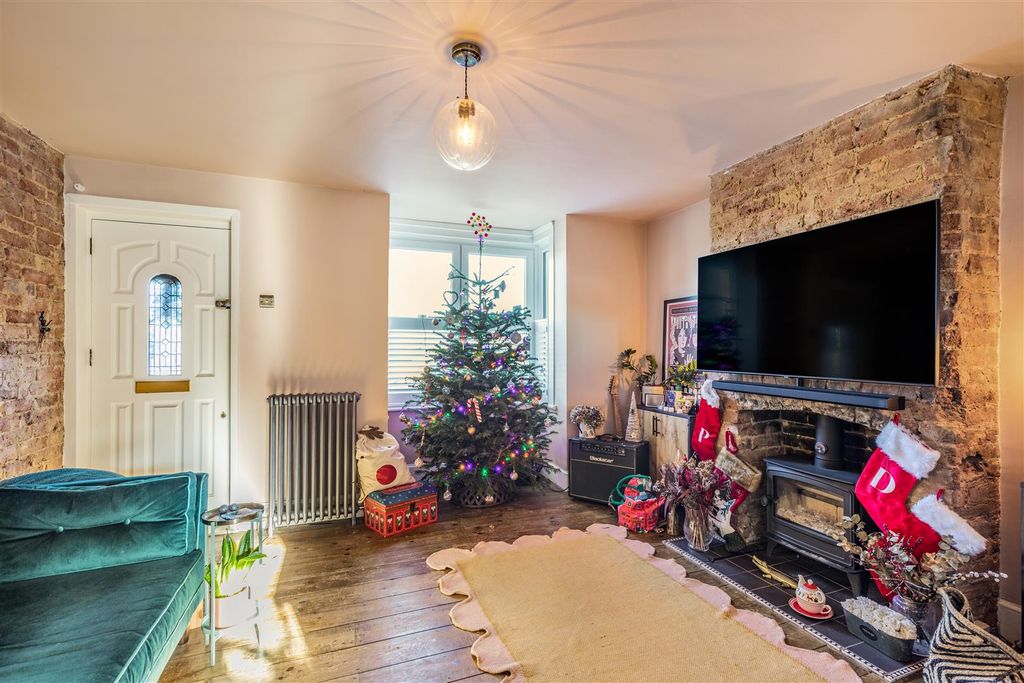 Property photo 2 of 21 8673231-Interior01.Jpg