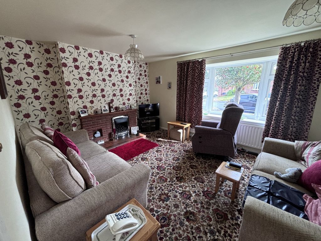 Property photo 2 of 17 Lounge