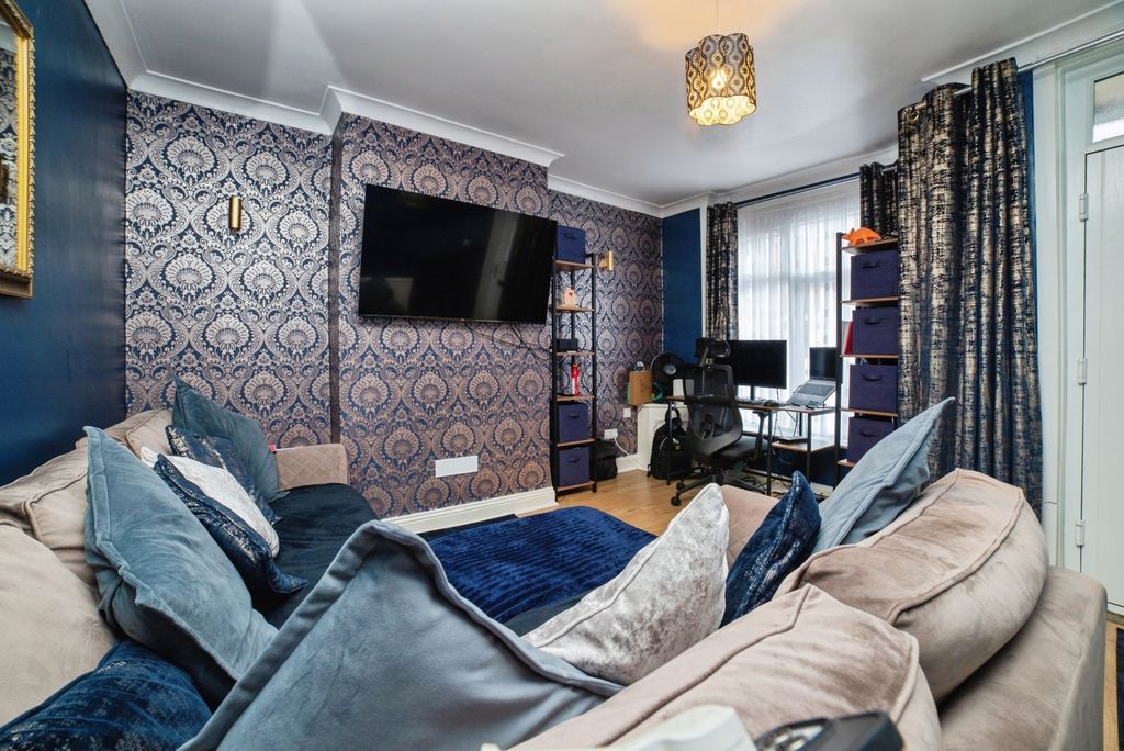 Property photo 3 of 19 Pbox-Img.Jpg