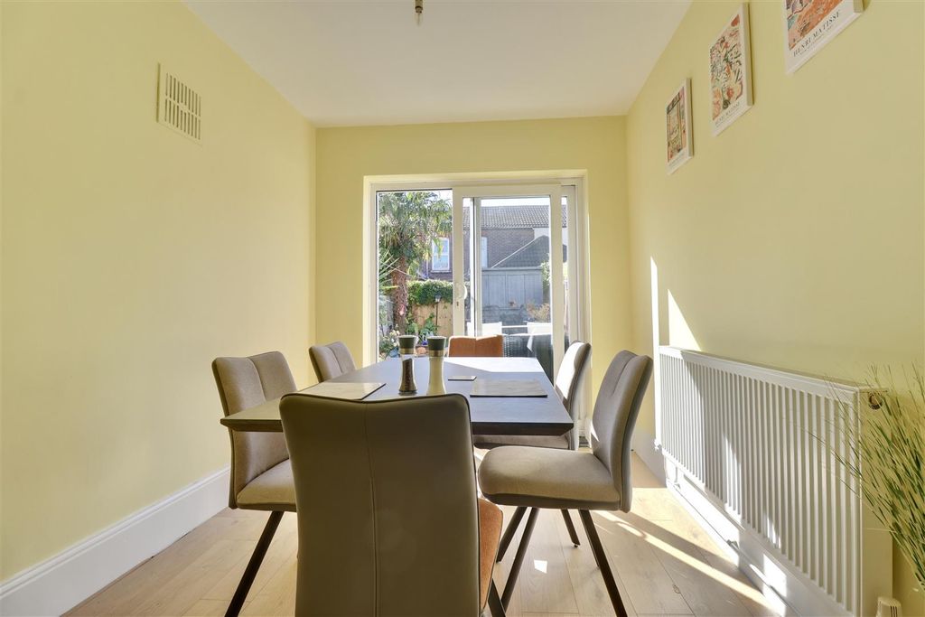 Property photo 3 of 12 696A738C-9A8B-4E20-BA3C-807Fb85B8F67_1_201_A.Jpeg