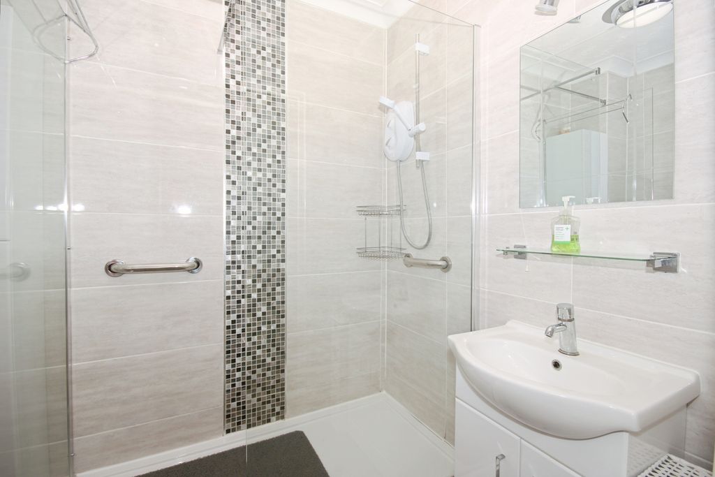 Property photo 1 of 12 Bathroom