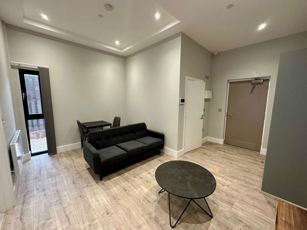 Property photo 3 of 7 Living 2