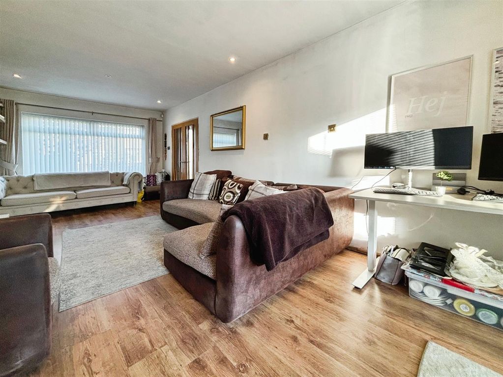 Property photo 3 of 17 Living Room